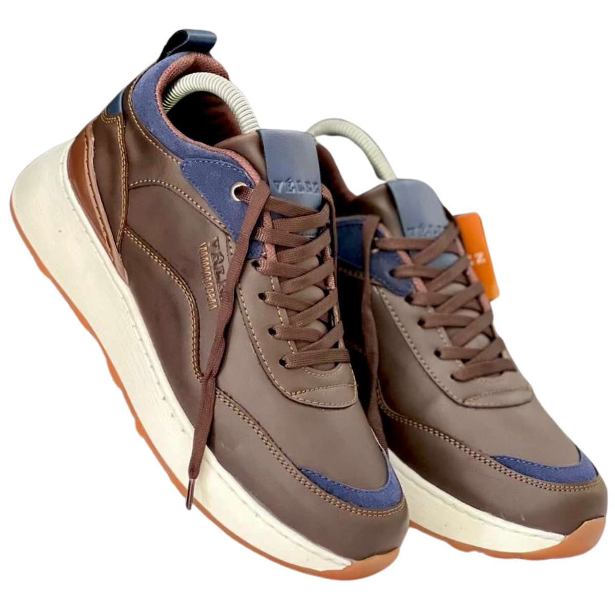 ZAPATOS VÉLEZ HOMBRE DEPORTIVOS: Estilo, Comodidad y Calidad en Onlineshoppingcenterg. ¿Estás buscando ZAPATOS VÉLEZ HOMBRE DEPORTIVOS para añadir estilo y confort a tu día a día? En Onlineshoppingcenterg tenemos una selección perfecta de estos zapatos diseñados para el hombre que quiere lucir bien en toda ocasión, sin sacrificar comodidad. Con materiales de alta calidad y diseños exclusivos, los Zapatos Vélez son ideales tanto para looks casuales como para ocasiones deportivas.  ¿Por Qué Elegir ZAPATOS VÉLEZ HOMBRE DEPORTIVOS? Los ZAPATOS VÉLEZ HOMBRE DEPORTIVOS destacan por su diseño y resistencia. Fabricados con los mejores materiales, aseguran durabilidad y estilo. La línea deportiva para hombre de Vélez incluye desde tenis hasta zapatillas casuales, perfectas para quienes buscan calzado Vélez hombre que se ajuste a sus necesidades. Si deseas un zapato deportivo que sea cómodo y al mismo tiempo moderno, esta es la opción ideal.  Beneficios de los Zapatos Vélez Deportivos para Hombre Diseño Innovador: Los modelos deportivos de zapatos Vélez hombre cuentan con diseños actualizados, ideales para combinar con outfits casuales o deportivos. Materiales de Alta Calidad: Los Zapatos Vélez utilizan cuero y otros materiales que aseguran durabilidad y confort en cada paso. Versatilidad: Desde Zapatos Vélez hombre negro hasta modelos en tonos más claros, hay una opción para cada gusto y ocasión. Variedad en ZAPATOS VÉLEZ HOMBRE DEPORTIVOS En Onlineshoppingcenterg ofrecemos diferentes estilos y colores de ZAPATOS VÉLEZ HOMBRE DEPORTIVOS para que elijas el que mejor se adapte a tus necesidades. Aquí tienes algunas de nuestras opciones más populares: